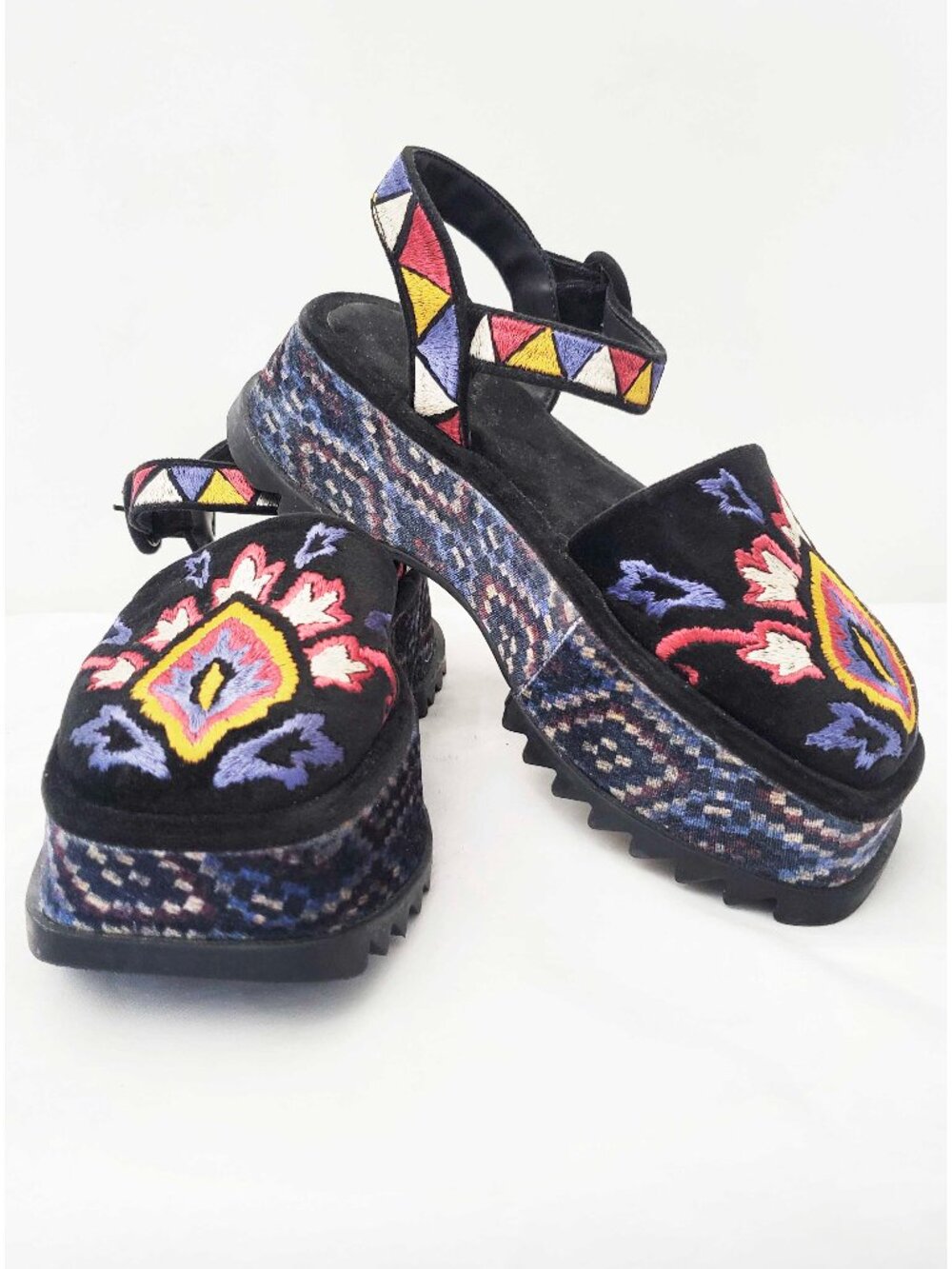 FARM Rio Women's Embroidered Platform Shoe Closed Toe Sandals Black Velvet 6